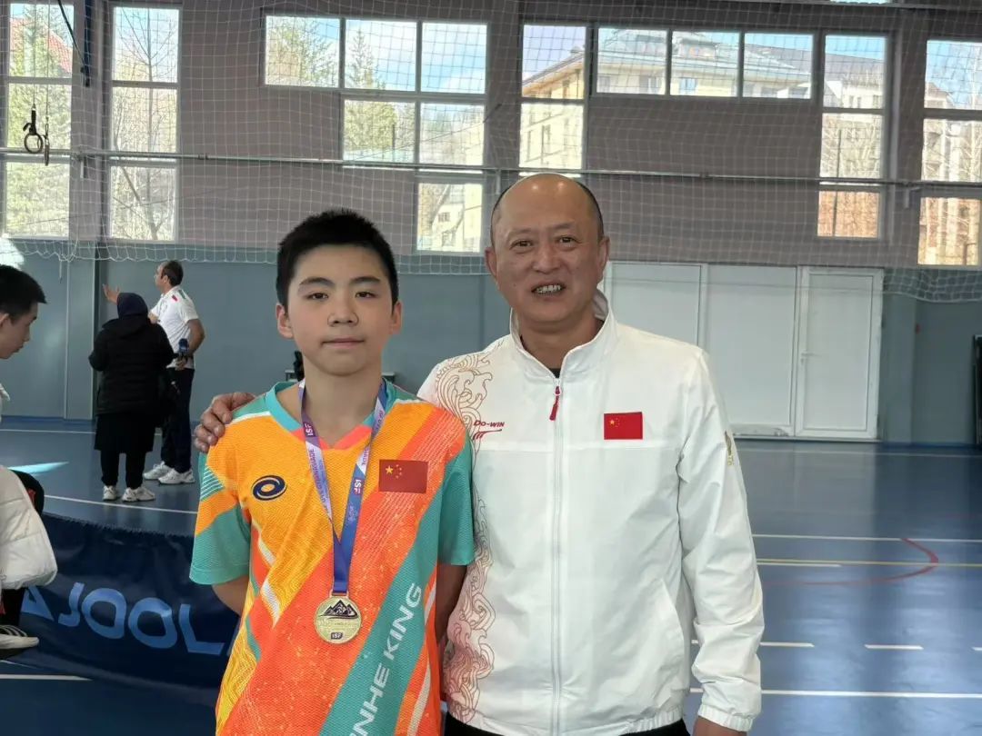 千亿球友会哈三中教师指导中国女子乒乓球队夺得U15世界中学生夏季运动会团体冠军(图2)